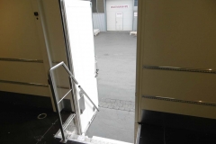 1 Achs Sattelauflieger für Road Show Zwecke mit einer Seitentür mit Coupe Einstieg (2)