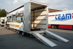 2 Achs JUMBO Sattelauflieger mit verfahrbarem Dachbaum fuer seitliche Kranbeladung und Heck Auffahrrampen (6)