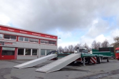 2 Achs Sattelauflieger mit Plateau Aufbau und Auffahrrampen zum Transport von Landmaschinen (4)