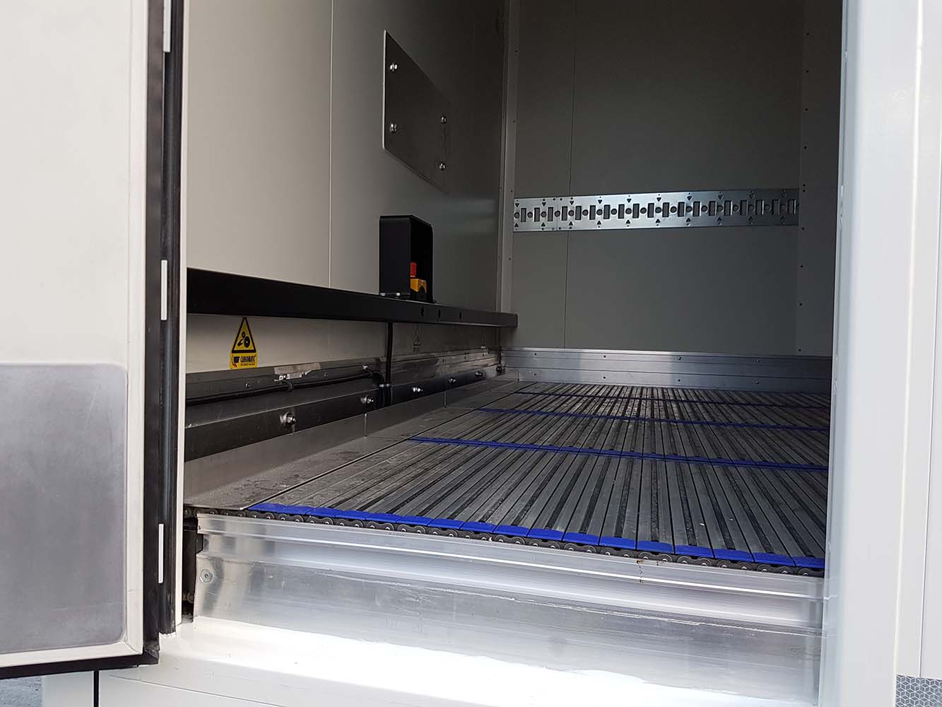 3 Achs Kühl Auflieger mit automatischen Rolltor für maximale Durchladebreite eine Unterflur Kühlmaschine und einem Lamellen Fördersystem von Cargo Floor (9)