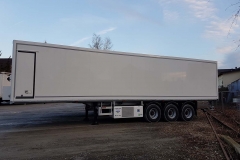 3 Achs Kühl Auflieger mit automatischen Rolltor für maximale Durchladebreite eine Unterflur Kühlmaschine und einem Lamellen Fördersystem von Cargo Floor (14)
