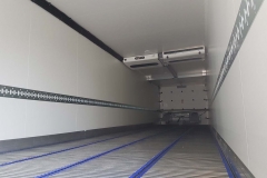 3 Achs Kühl Auflieger mit automatischen Rolltor für maximale Durchladebreite eine Unterflur Kühlmaschine und einem Lamellen Fördersystem von Cargo Floor (15)