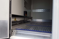 3 Achs Kühl Auflieger mit automatischen Rolltor für maximale Durchladebreite eine Unterflur Kühlmaschine und einem Lamellen Fördersystem von Cargo Floor (9)