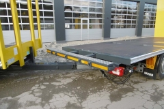Gliederzug mit Plateau Aufbau und jeweiligen Kurbelauszug zum verlängern der Ladefläche bei LKW und Anhänger (3)