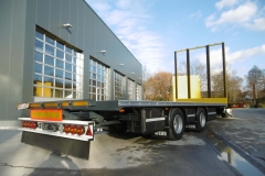 Gliederzug mit Plateau Aufbau und jeweiligen Kurbelauszug zum verlängern der Ladefläche bei LKW und Anhänger (5)