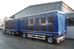 Gliederzug mit Schiebespannplanenaufbau und einem hydraulischen Hubdach zum Transport von Geflügelboxen (3)