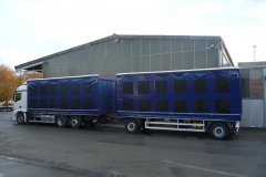 Gliederzug mit Schiebespannplanenaufbau und einem hydraulischen Hubdach zum Transport von Geflügelboxen (4)