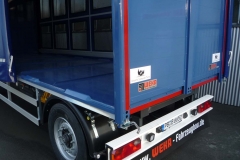 Gliederzug mit Schiebespannplanenaufbau und einem hydraulischen Hubdach zum Transport von Geflügelboxen (6)