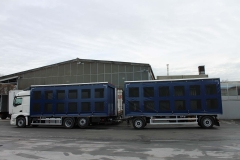 Gliederzug mit Schiebespannplanenaufbau und einem hydraulischen Hubdach zum Transport von Geflügelboxen (7)