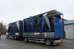 Gliederzug mit Schiebespannplanenaufbau und einem hydraulischen Hubdach zum Transport von Geflügelboxen (8)