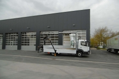 halber Planenaufbau mit Heck Ladekran von HIAB fuer den Baustoffhandel (12)