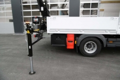 halber Planenaufbau mit Heck Ladekran von HIAB fuer den Baustoffhandel (16)