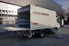 Kofferaufbau in Sandwichbauweise mit Seitentür und hinterschlagender Ladebordwand für mobilen Werkstattwagen (3)