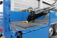 Ladekran Auflage auf der Ladefläche und Containerverriegelungen bei einem offenen Pritschenaufbau