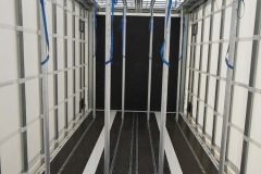 längs laufende Lochschienen im Boden und unter der Decke zur senkrechten Ladungssicherung für Sperrstangen (2)