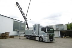 LKW mit Heck Ladekran von HIAB und einem Schiebebügel Verdeck, spezielle Ladungssicherung auf Trägern für ein Aufzugunternehmen (1)