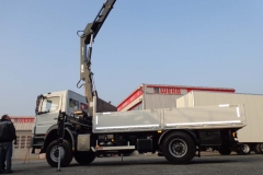 LKW mit Ladekran hinter dem Fahrerhaus und offenenem Bordwand Aufbau fuer Bauunternehmen (5)