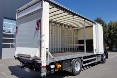 LKW mit SafeServer Aufbau, Ladebordwand und in Längsrichtung verstellbarer Ladungssicherung (1)