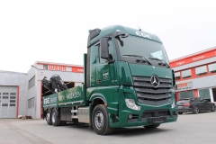 offener Bordwandaufbau zum Transport fuer Glas-Reffs mit Heck Ladekran von HIAB (2)