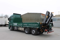 offener Bordwandaufbau zum Transport fuer Glas-Reffs mit Heck Ladekran von HIAB (3)
