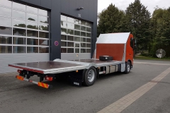 Plateau Aufbau mit angeschrägtem Fahrerhaus und Radkästen für extrem niedriege Ladehöhe zum Transport von Stroh-Rundballen (2)