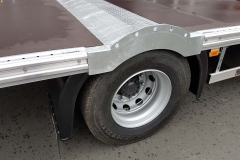 Plateau Aufbau mit angeschrägtem Fahrerhaus und Radkästen für extrem niedriege Ladehöhe zum Transport von Stroh-Rundballen (3)