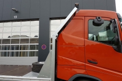 Plateau Aufbau mit angeschrägtem Fahrerhaus und Radkästen für extrem niedriege Ladehöhe zum Transport von Stroh-Rundballen (4)