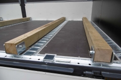 Quer laufende Vario Safe Schienen für Steckrungen mit Holzauflage auf der Ladefläche für den Stahltransport (2)