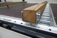 Quer laufende Vario Safe Schienen für Steckrungen mit Holzauflage auf der Ladefläche für den Stahltransport (3)