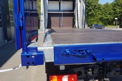 Schiebespannplanenaufbau mit einer Heckverbreiterung über Kurbel (1)