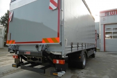 Schiebespannplanenaufbau mit Ladebordwand und ADR Zertifkat auf LKW Fahrgestell (1)