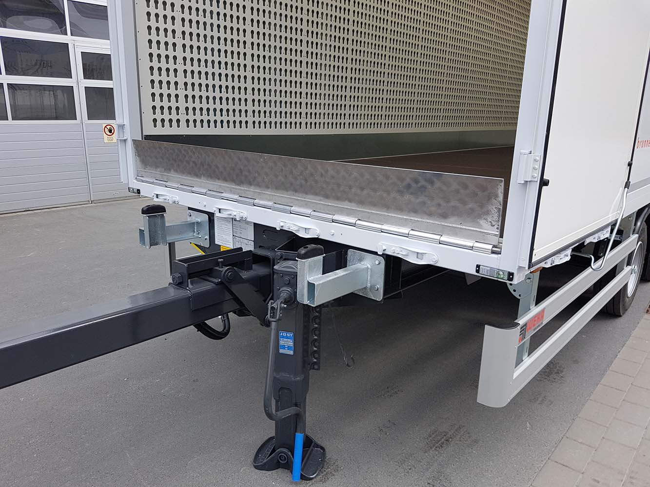 Tandemanhänger mit Schlüsselloch Kofferaufbau und Durchladefunktion für eintauchende Ladebordwand vom ziehen LKW (2)