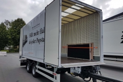 Tandemanhänger mit Schlüsselloch Kofferaufbau und Durchladefunktion für eintauchende Ladebordwand vom ziehen LKW (3)