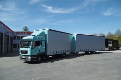 Volumen Gliederzug mit Schiebespannplanenaufbau zum Transport von Dämmmaterial (2)