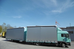 Volumen Gliederzug mit Schiebespannplanenaufbau zum Transport von Dämmmaterial (3)