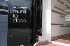 Zentralachs Anhänger mit federgestelle Heck Aufstiegstreppe für den späteren Ausbau für Road Show Zwecke (2)