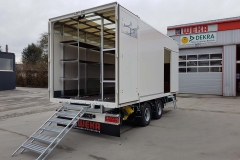 Zentralachsanhänger mit speziellem Innenausbau für Luftschläuche als Rüstfahrzeug für mobile Saugwagen (6)